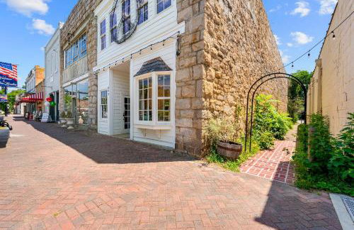 Opulent Loft on Main St -Walk to Stone Mtn Park! - Foto 26