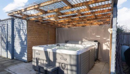 Charming 3 Bed Home in Churchdown with Hot Tub - Foto 2