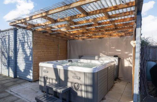 Charming 3 Bed Home in Churchdown with Hot Tub - Foto 2