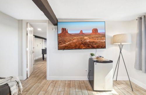 NEW! HUGE 5BR Mountain Views Game Room Hot Tub Lawn Games BBQ - Photo 71