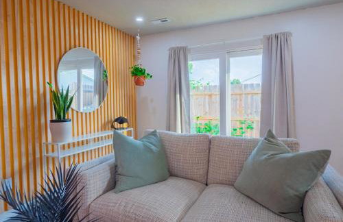 The Orange Lounge - 8 min to KU & Mass - Photo 21