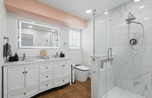 5BR w Pool, Golf Simulator, Game Room & EV Charger - Foto 23