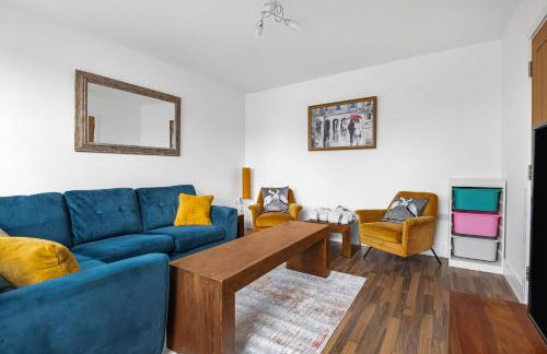 Spacious 4 Bedroom Home, Prime Location, Parking - Photo 1