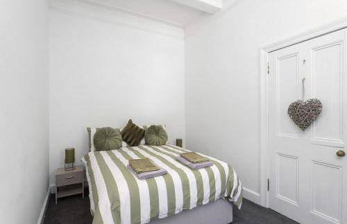 Sleek Canalside Stay in Edinburgh - Foto 18