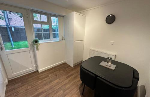 Comfortable 3 Bed House with Garden & Parking - Foto 15