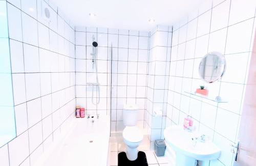 Crystal House Flat 3 - free private parking - metro - Foto 14