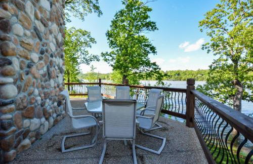 Luxury Lakefront Chalet Resort 2 Pools FREE Amenities Dock MiniGolf Waterslide - Foto 10