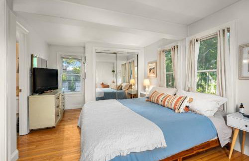 Babes Bungalow by Leavetown Vacations - Photo 3