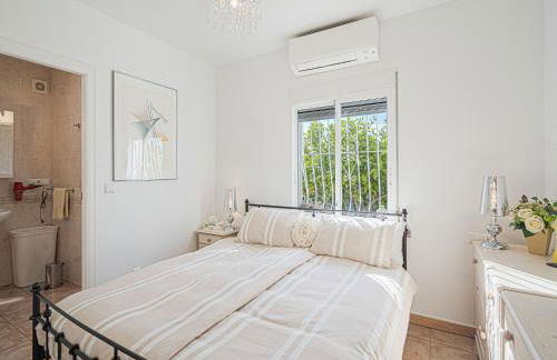 Sunny Poolside Stay in Busot - Foto 15