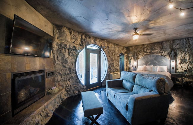 Eureka Springs Treehouses, Hobbit Caves & Castles - Photo 17