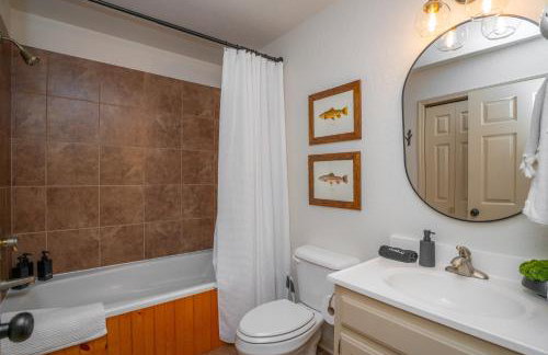 Riverfront Little Red Cabin, Hot Tub, World-class Trout Fishing, Views & Boat Access - Photo 27