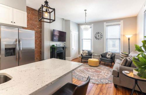 Main Street 2BR, Walk to Bars, Stadiums, Downtown - Foto 2