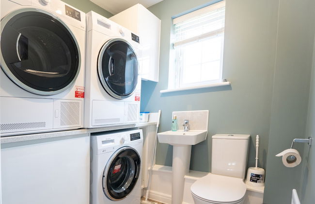 Comfortable 5 Bedroom Detached House With Parking - Photo 25