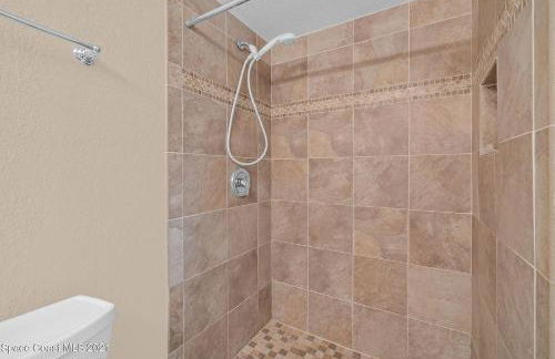 Coastal 2BR Oceanfront Escape, Steps from Sand & Pool - Foto 15