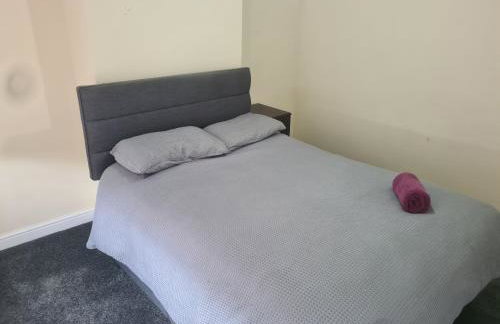 L & J ESCAPES-4 BEDROOMs SUITABLE FOR CONTRACTORS AND FAMILIES- LARGE PRIVATE PARKING-10 MINUTES TO M6 JUNCTION 9 - Photo 8