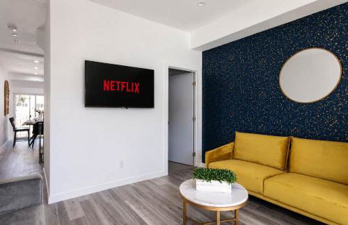 Upscale 4BR Townhouse Sleeps 8 with Fast WiFi - Foto 6
