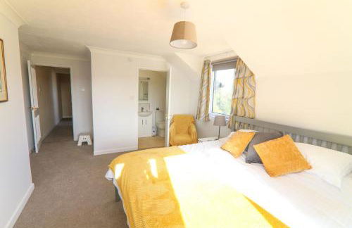 4 bed house 50 yards from the beach & lighthouse - Photo 21