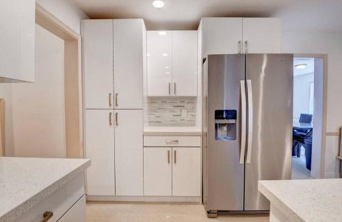 5 BR Mansion with Pool and non-heated Jacuzzi Games in Boynton Beach - Photo 55