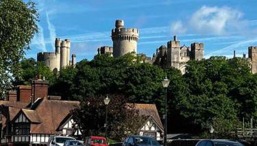 Quirky 1 bedroom barn on the river in Arundel - Foto 2