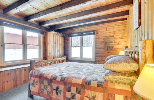 Deck and Fire Pit Secluded Cabin Near Lake Francis! - Foto 10