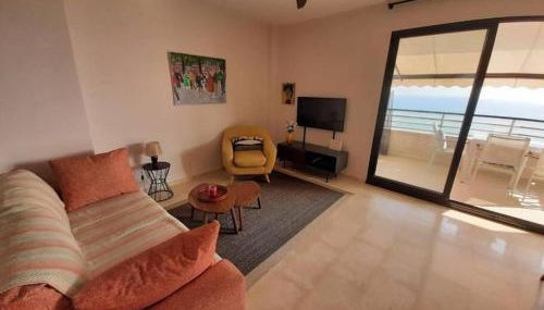 Top-Floor Beachfront Apartment with Parking, Pool, & Spacious Sea-View Balcony - Photo 3