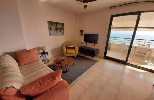 Top-Floor Beachfront Apartment with Parking, Pool, & Spacious Sea-View Balcony - Photo 3