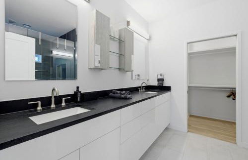 4BR Urban Oasis with Rooftop and Jacuzzi - Foto 20