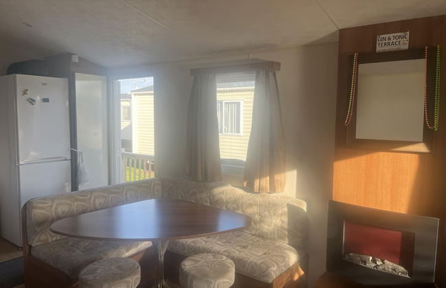 2 Bedroom Pet Free Caravan and Decking Free Wifi - Photo 10