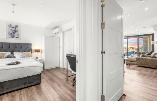 Two BDR Apt By Stay Aura Short Lets & Serviced Accommodation London With Free WiFi, Parking & 10 Min to Brentford Stadium - Foto 12