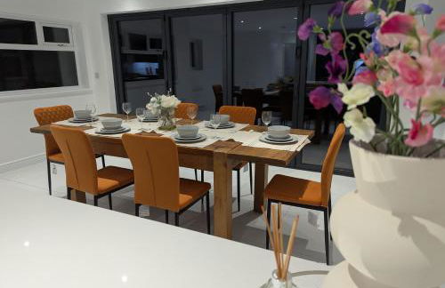 Large 4 Bed Hse, Sleeps 7, 3 BTH, Drive PRKG-4 Cars, M4-A329, Shinfield Studios, 10mins, Reading, Ascot & Legoland 20mins, Film Crew, Contractor & Family Friendly - Foto 8