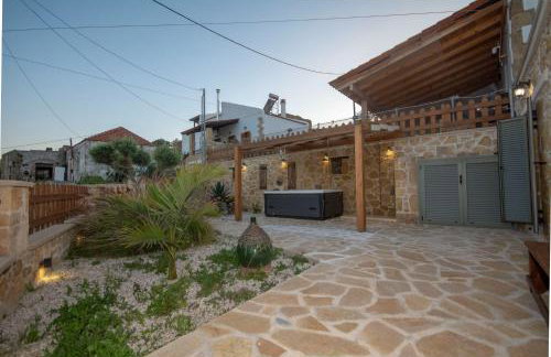 Pamelas House with Jacuzzi - Photo 20