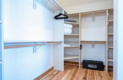 Family Fun Fireplace & Huge Deck - Photo 32