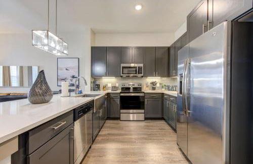 Lux Modern Art Apartment Near Eateries and Theater by RGS - Foto 1