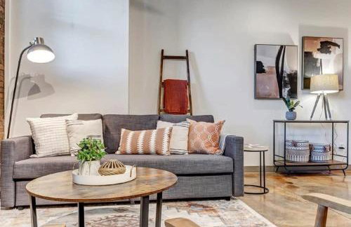 Modern, Insta-Worthy 2B Townhome in Walkable Springfield! - Photo 4