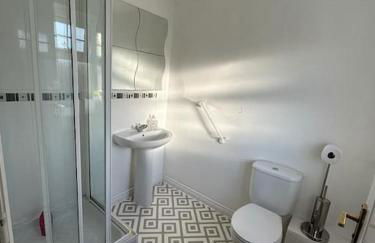 Spacious & Lovely 4 Bedroom Home in Manchester - Foto 16