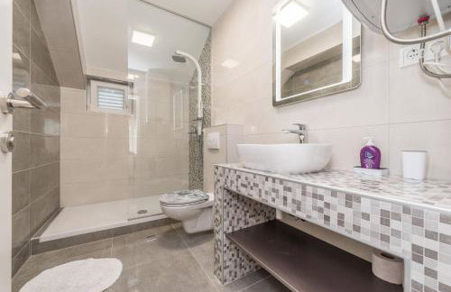 Villa Zdenka with heated pool - Photo 25