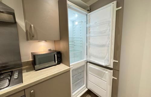 Stylish 2 Bedroom Home Near Lake with Free Parking & Garden - Photo 17