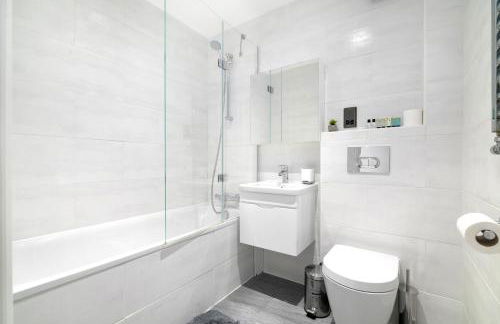 2 Bedroom, 2 Bathroom Apartment with Balcony in Hoxton Shoreditch, Sleeps 6 - Foto 12