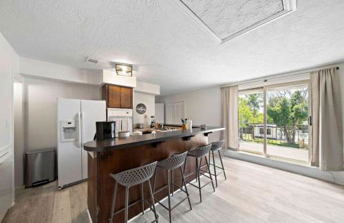 Sprawling estate with private pool and game room and guest house - Foto 23