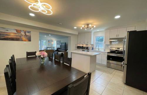 Waterfront Home with Private Beach, Stunning Views - Foto 37