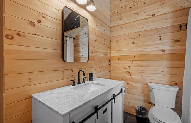 Ski Cabin w Hot Tub Gas Fireplace Near Cranmore - Photo 35