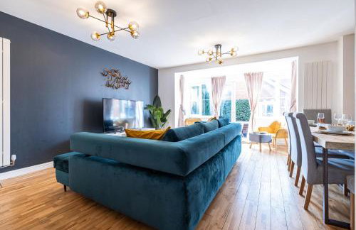 Modern and Spacious Home From Home 1 mile from M1 - with Netflix, Prime Video, PS5, free parking, superfast WiFi, BBQ - Sleeps 11 - By Brightleap Apartments - Foto 1