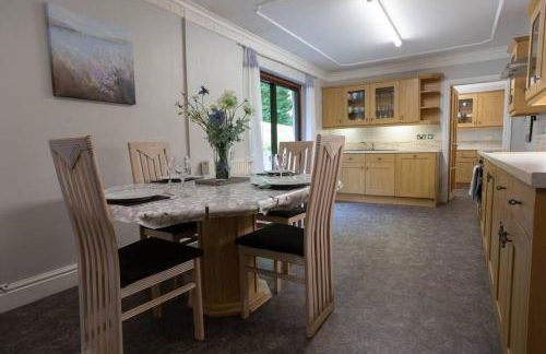 Spacious bungalow with estuary views near Llansteffan - Photo 6