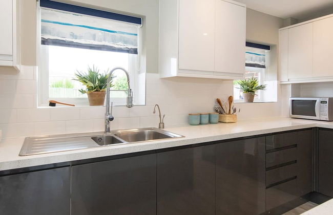 Bosham 3 BR Beach House With Garden Playhouse - Photo 10