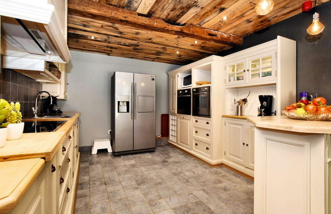 Magnificent Holiday Home in Baronville With Heated Pool & Billiards - Photo 16