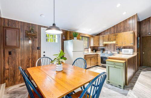 Modern w Fire Pit Deck, Grill & Hot Tub - Foto 19