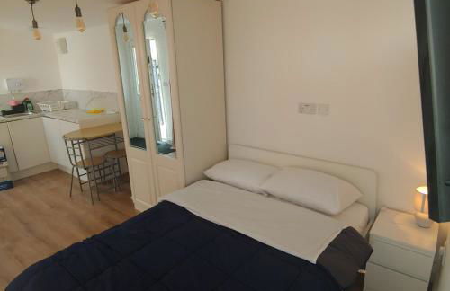 Self Contained, Double Bed Studio, private kitchen, private Bath, Walking distance to Harry Potter - Foto 21