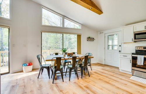 Deck and Community Perks Bright Pocono Lake Home! - Foto 3