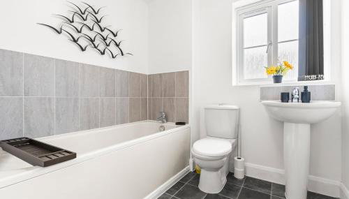 Spacious 3-Bed Home, Parking, Garden, Sleeps 7 - Foto 5