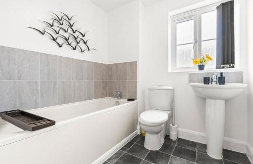 Spacious 3-Bed Home, Parking, Garden, Sleeps 7 - Foto 5